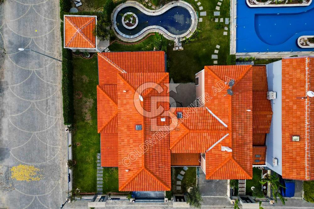 KARAOVA’DA STORIA AKDENİZ EVLERİNDE KÖŞE KONUMLU BÜYÜK BAHÇELİ VİLLA