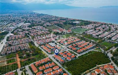 KARAOVA’DA STORIA AKDENİZ EVLERİNDE KÖŞE KONUMLU BÜYÜK BAHÇELİ VİLLA