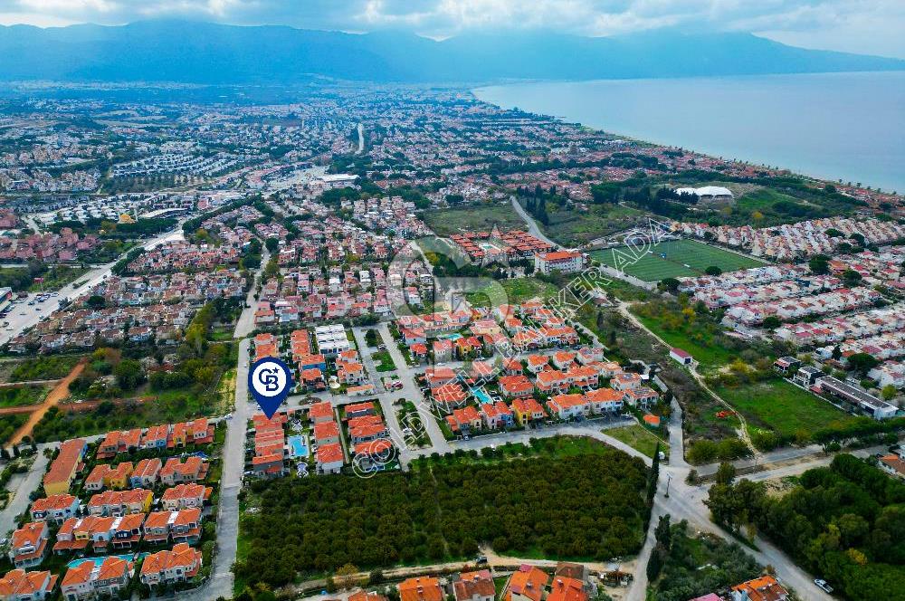 KARAOVA’DA STORIA AKDENİZ EVLERİNDE KÖŞE KONUMLU BÜYÜK BAHÇELİ VİLLA