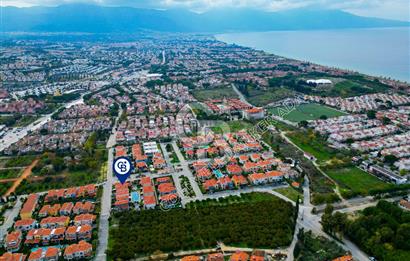 KARAOVA’DA STORIA AKDENİZ EVLERİNDE KÖŞE KONUMLU BÜYÜK BAHÇELİ VİLLA