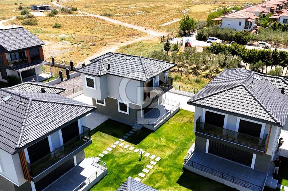 ÇANDARLI'DA SİTE İÇİNDE 3+1 120m2 SATILIK DUBLEKS VİLLA