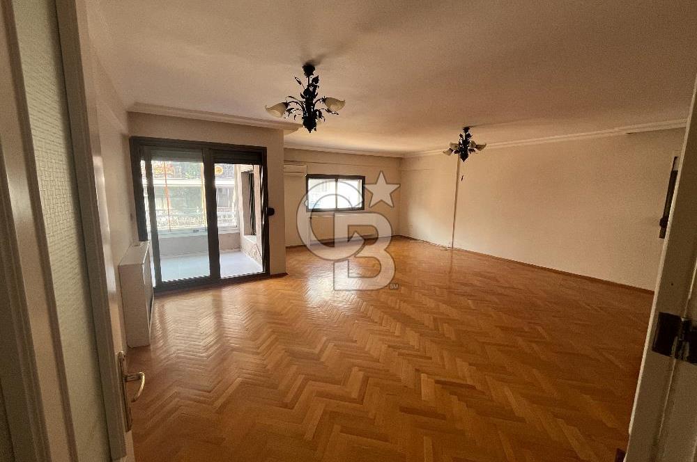 Bostanlı Merkezi Konumda Kiralık 4+1 Geniş Daire