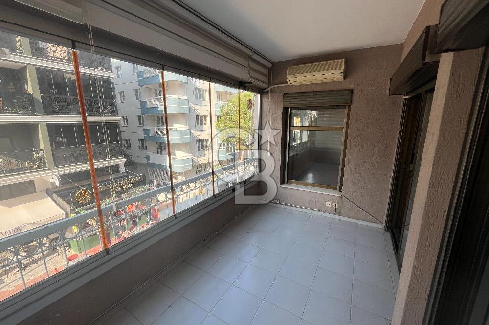 Bostanlı Merkezi Konumda Kiralık 4+1 Geniş Daire