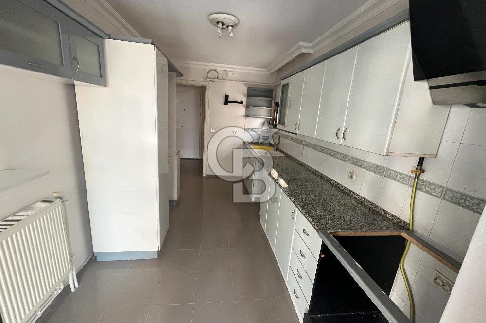 Bostanlı Merkezi Konumda Kiralık 4+1 Geniş Daire