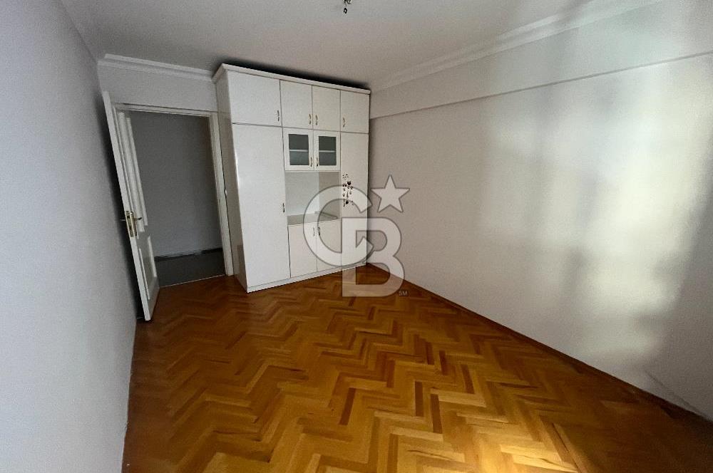 Bostanlı Merkezi Konumda Kiralık 4+1 Geniş Daire