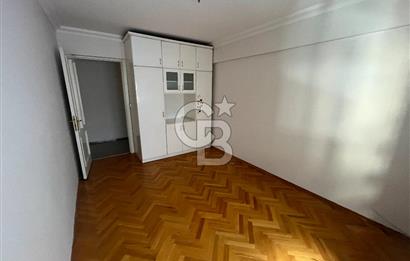 Bostanlı Merkezi Konumda Kiralık 4+1 Geniş Daire