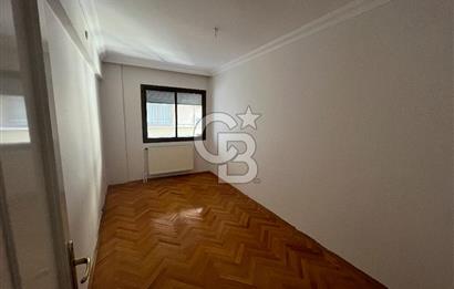 Bostanlı Merkezi Konumda Kiralık 4+1 Geniş Daire