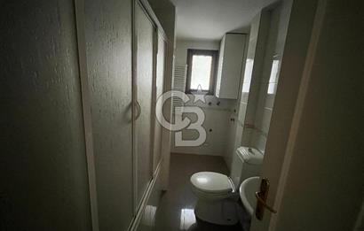 Bostanlı Merkezi Konumda Kiralık 4+1 Geniş Daire