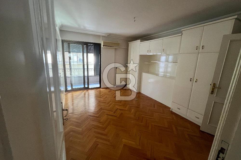 Bostanlı Merkezi Konumda Kiralık 4+1 Geniş Daire