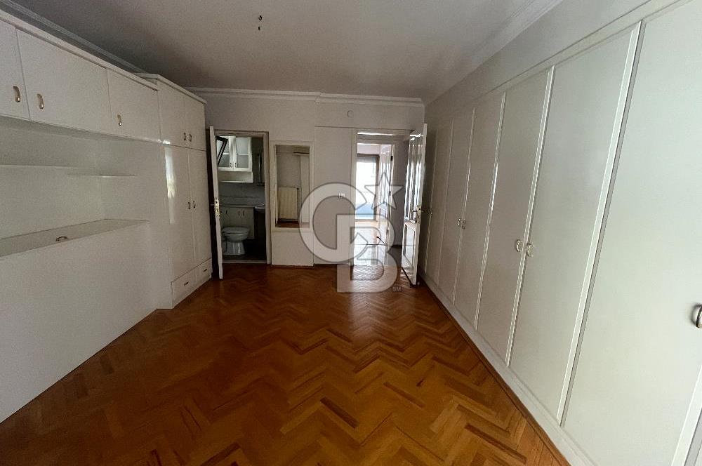 Bostanlı Merkezi Konumda Kiralık 4+1 Geniş Daire