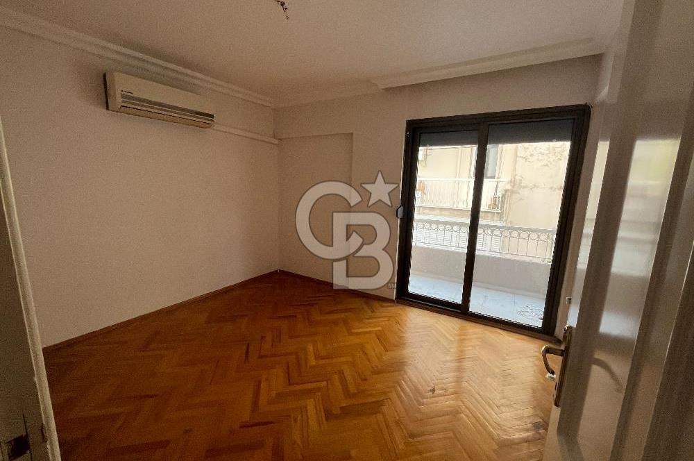 Bostanlı Merkezi Konumda Kiralık 4+1 Geniş Daire