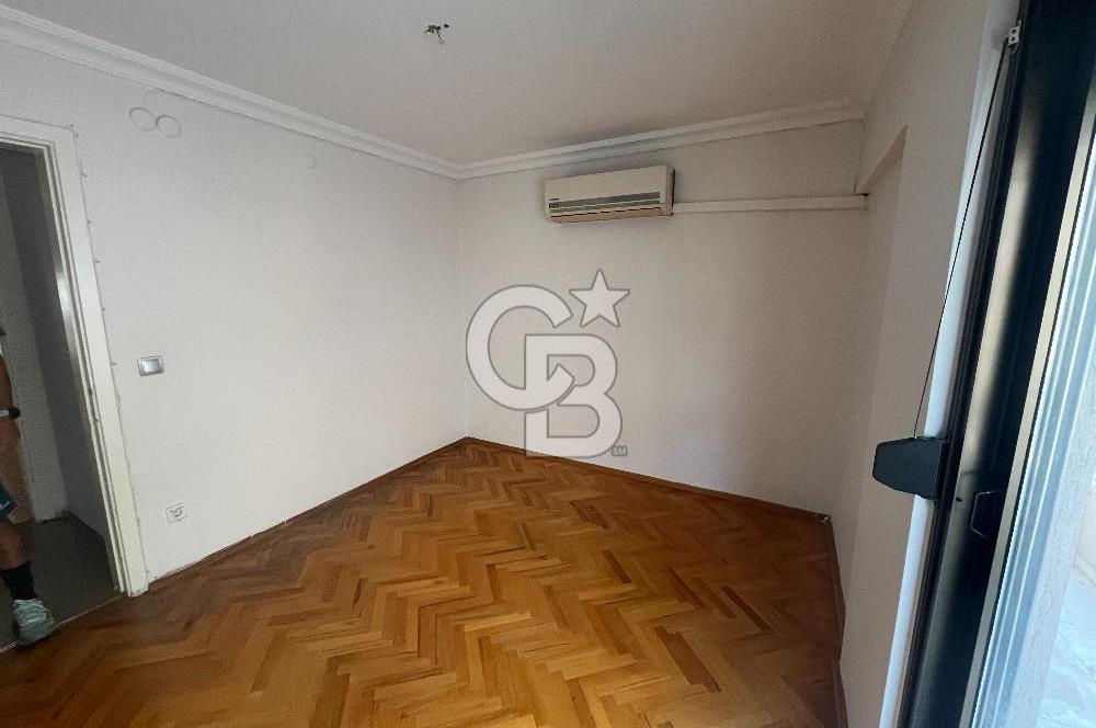 Bostanlı Merkezi Konumda Kiralık 4+1 Geniş Daire