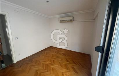 Bostanlı Merkezi Konumda Kiralık 4+1 Geniş Daire