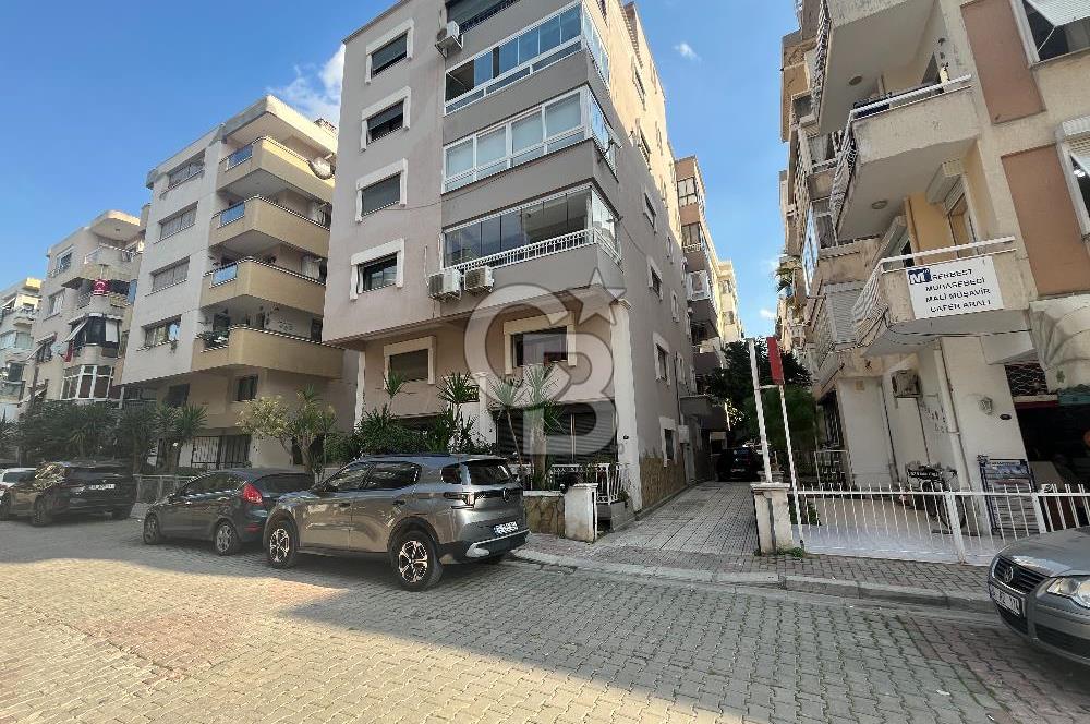 Bostanlı Merkezi Konumda Kiralık 4+1 Geniş Daire