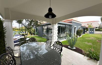 KARAOVA’DA STORIA AKDENİZ EVLERİNDE KÖŞE KONUMLU BÜYÜK BAHÇELİ VİLLA