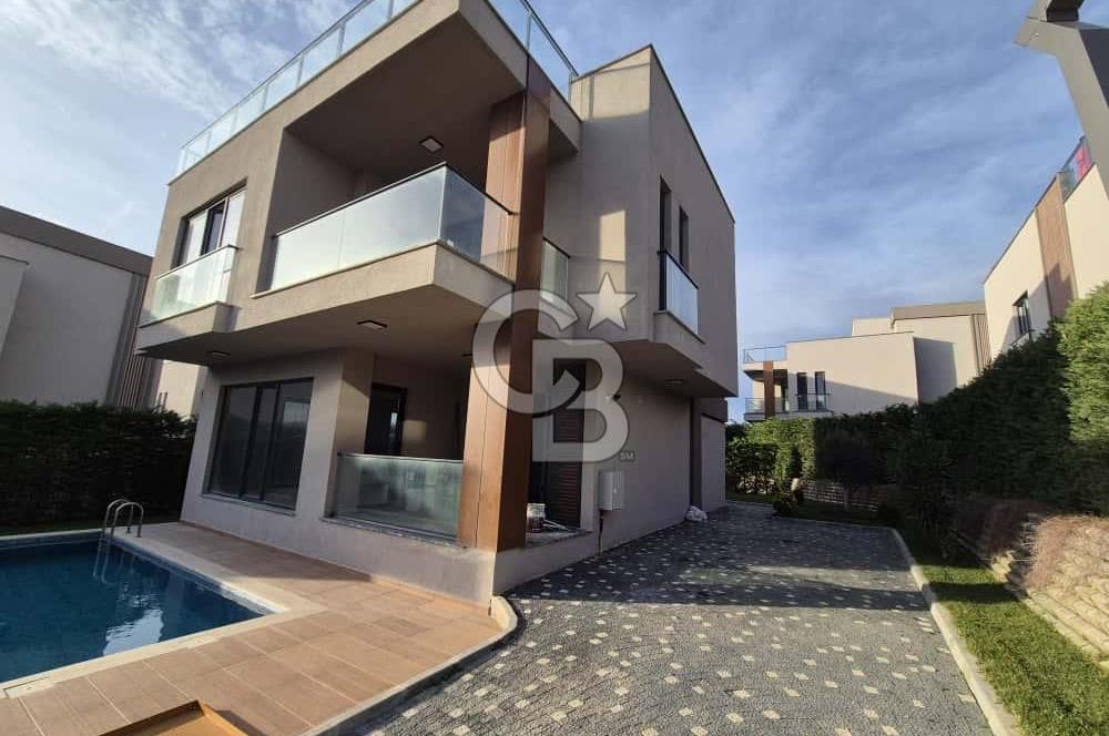 KUMBURGAZ GİŞELER'DE DENİZ MANZARALI SİTE İÇİ KİRALIK VİLLA