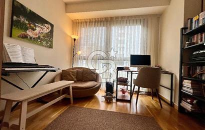 Dekon Suadiye Ametist'te havuz ve yeşilliklere bakan daire.