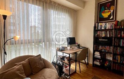 Dekon Suadiye Ametist'te havuz ve yeşilliklere bakan daire.