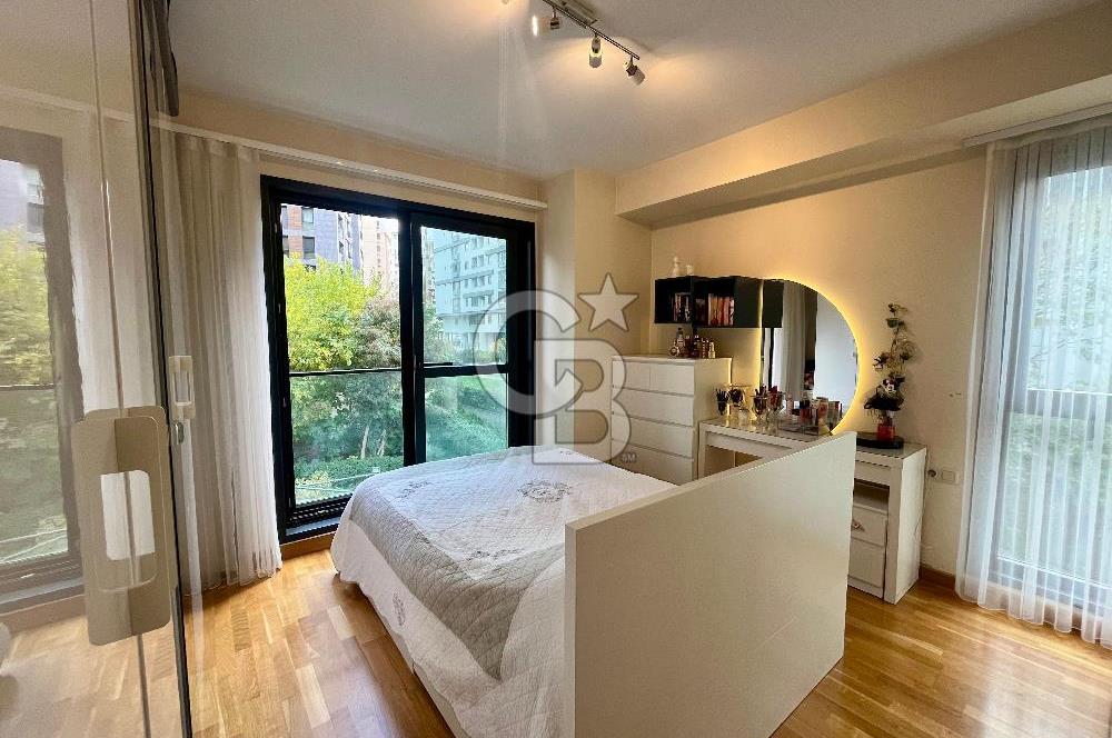 Dekon Suadiye Ametist'te havuz ve yeşilliklere bakan daire.