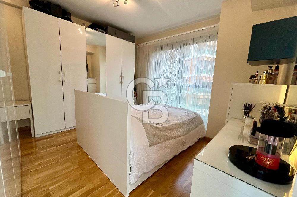 Dekon Suadiye Ametist'te havuz ve yeşilliklere bakan daire.