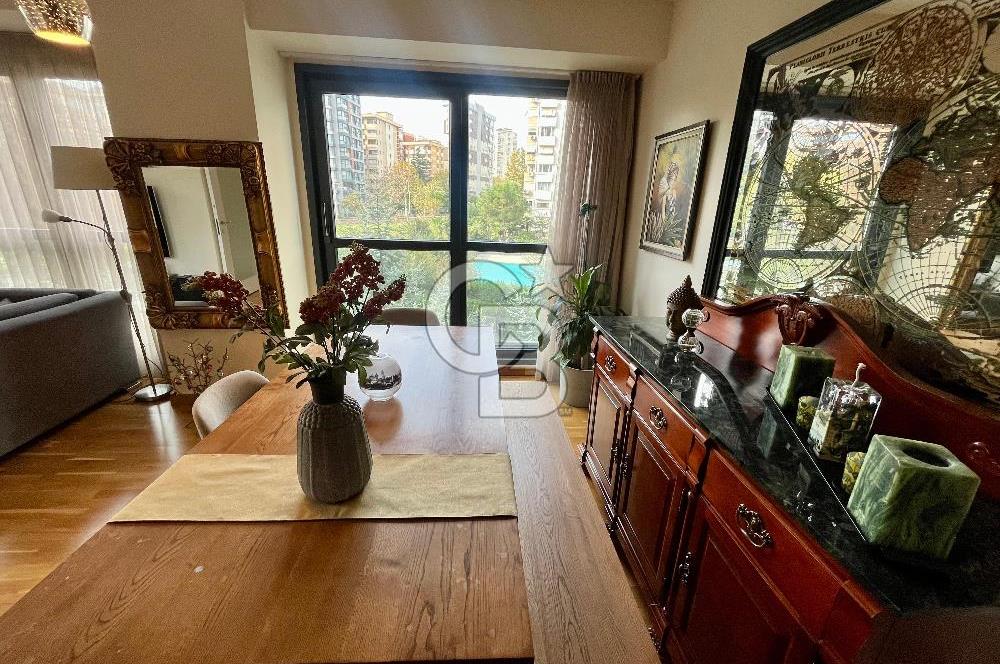 Dekon Suadiye Ametist'te havuz ve yeşilliklere bakan daire.