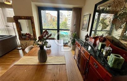 Dekon Suadiye Ametist'te havuz ve yeşilliklere bakan daire.