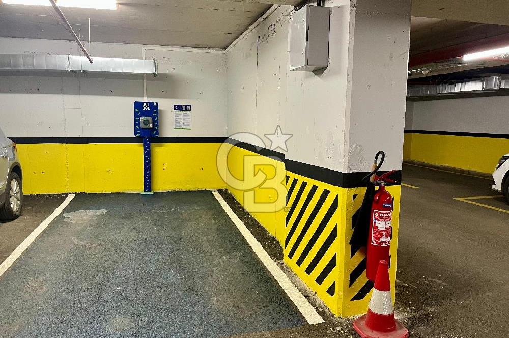 Dekon Suadiye Ametist'te havuz ve yeşilliklere bakan daire.