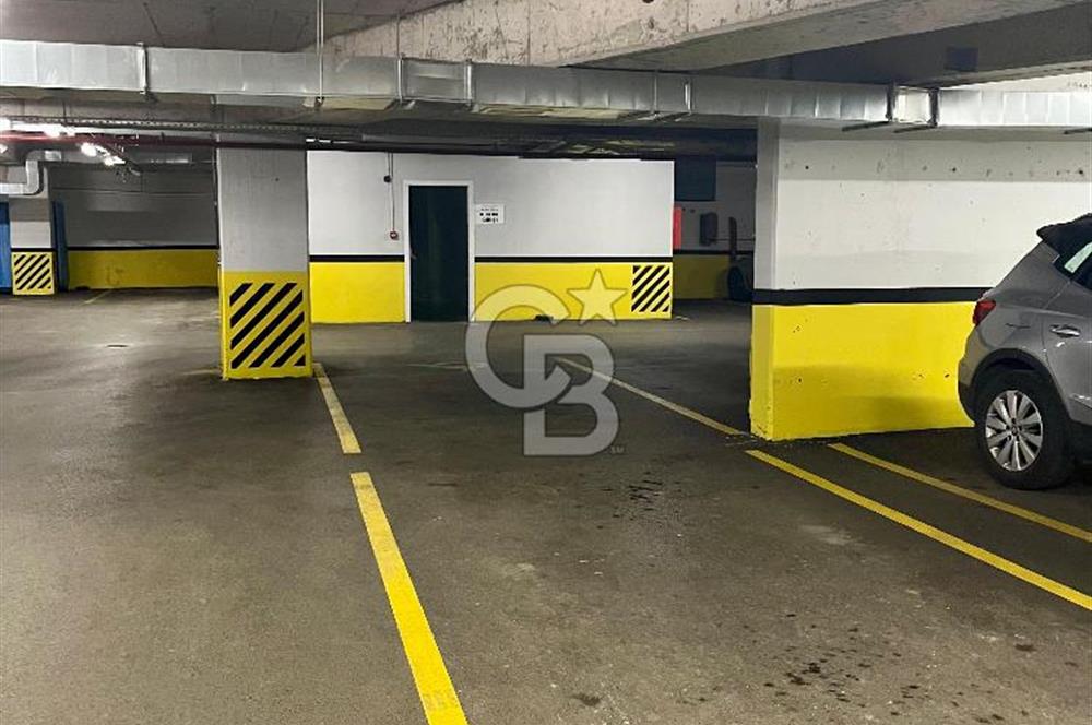 Dekon Suadiye Ametist'te havuz ve yeşilliklere bakan daire.