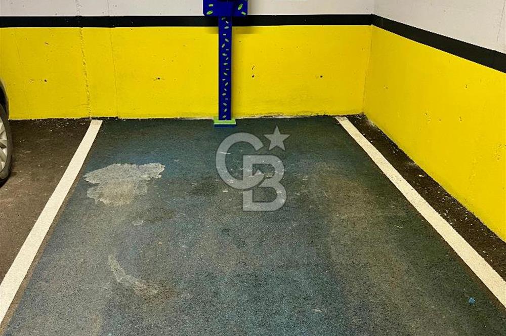 Dekon Suadiye Ametist'te havuz ve yeşilliklere bakan daire.