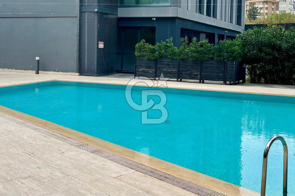 Dekon Suadiye Ametist'te havuz ve yeşilliklere bakan daire.