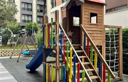 Dekon Suadiye Ametist'te havuz ve yeşilliklere bakan daire.