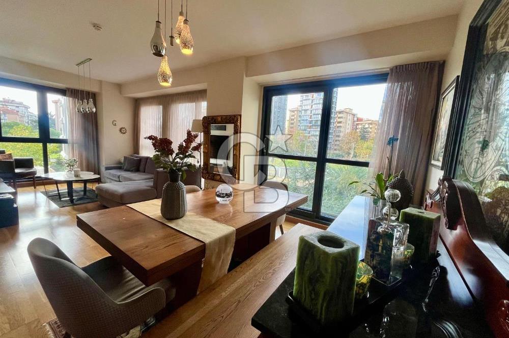 Dekon Suadiye Ametist'te havuz ve yeşilliklere bakan daire.