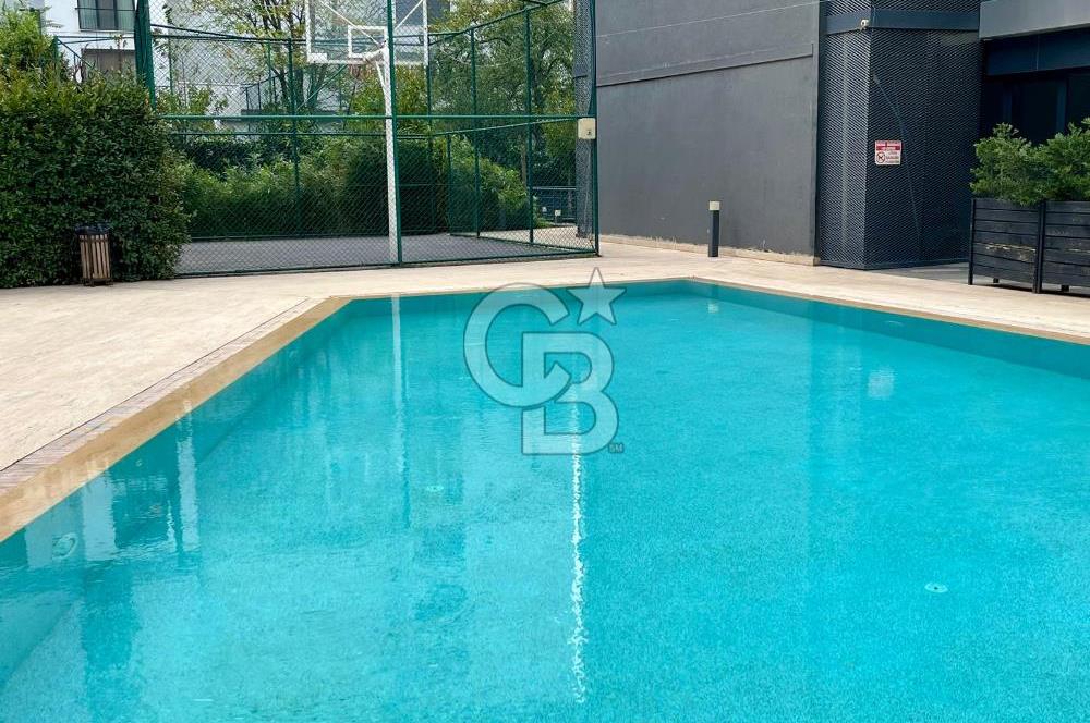 Dekon Suadiye Ametist'te havuz ve yeşilliklere bakan daire.