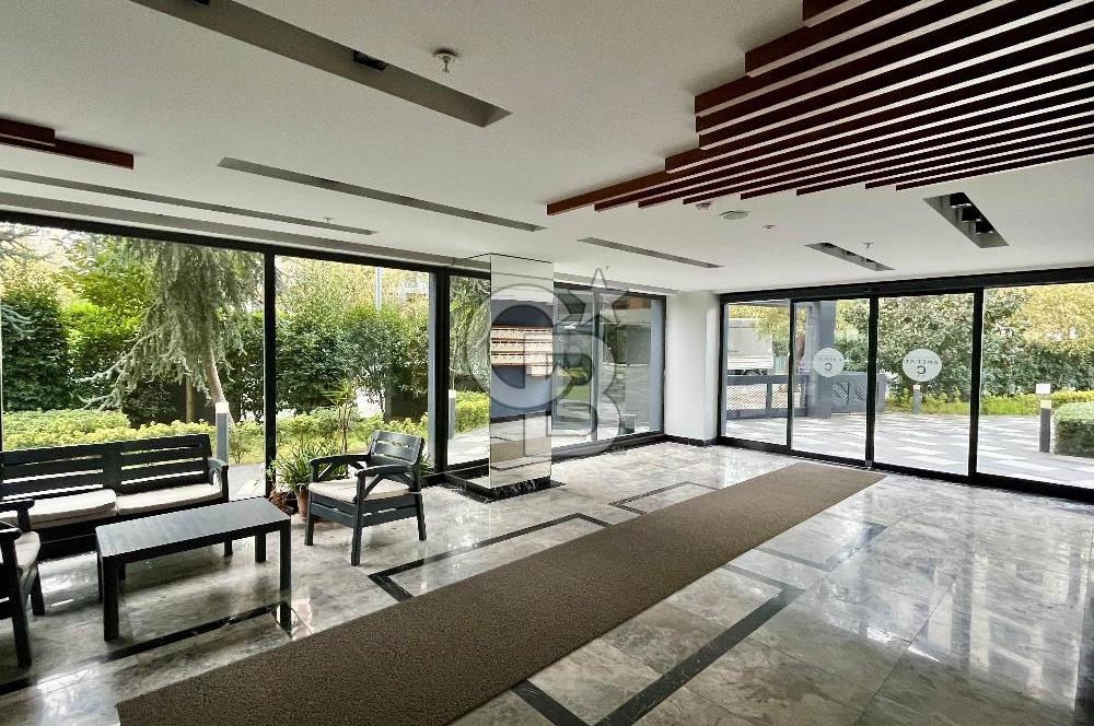 Dekon Suadiye Ametist'te havuz ve yeşilliklere bakan daire.