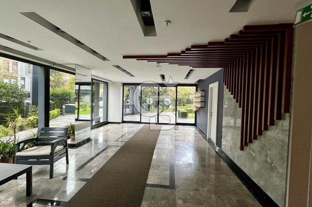 Dekon Suadiye Ametist'te havuz ve yeşilliklere bakan daire.