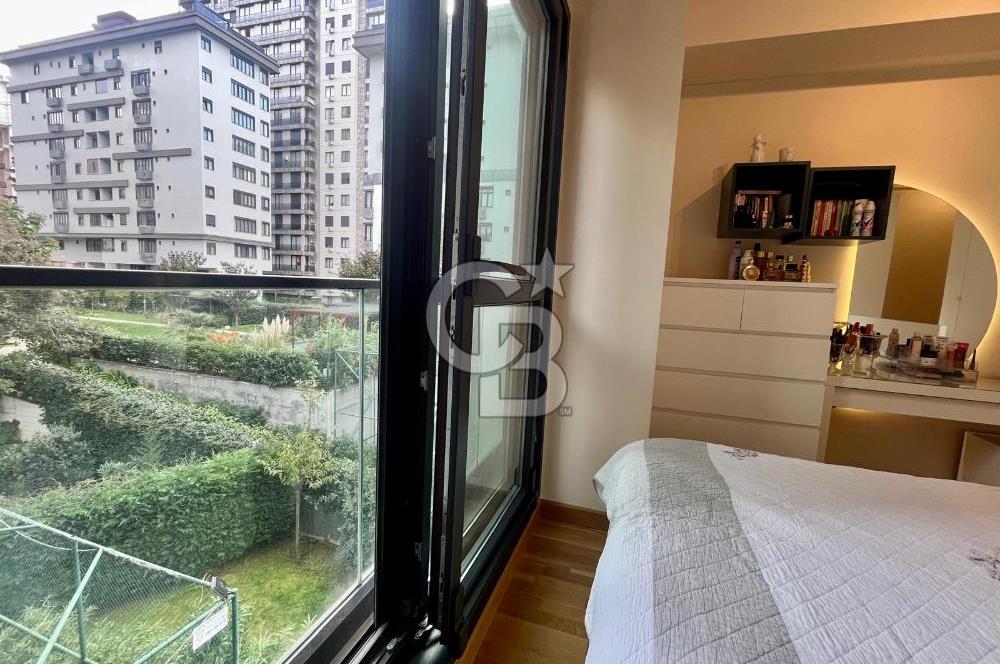 Dekon Suadiye Ametist'te havuz ve yeşilliklere bakan daire.