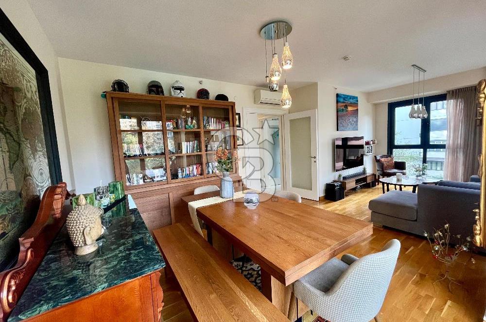 Dekon Suadiye Ametist'te havuz ve yeşilliklere bakan daire.