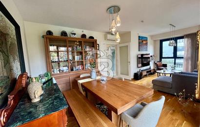 Dekon Suadiye Ametist'te havuz ve yeşilliklere bakan daire.