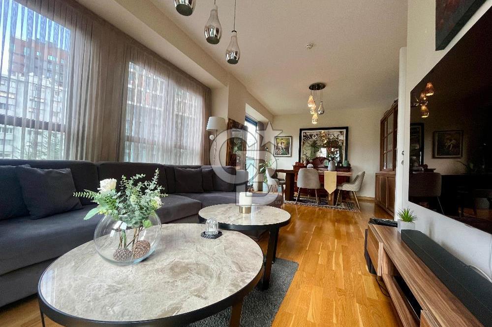 Dekon Suadiye Ametist'te havuz ve yeşilliklere bakan daire.