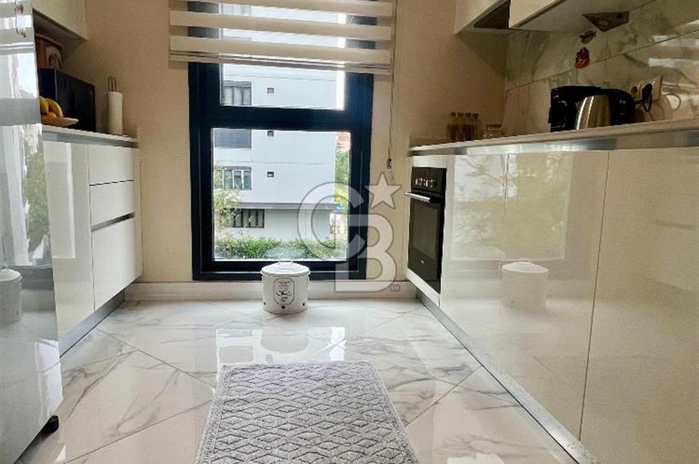 Dekon Suadiye Ametist'te havuz ve yeşilliklere bakan daire.