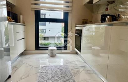 Dekon Suadiye Ametist'te havuz ve yeşilliklere bakan daire.