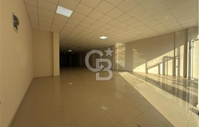 İzmir Seferihisar, Çarşı merkezinde Nejat Hepkon Caddesi üzerinde konumlanan 240 m² ticari nitelikli işyerimiz kiralık olarak sunulmaktadır.