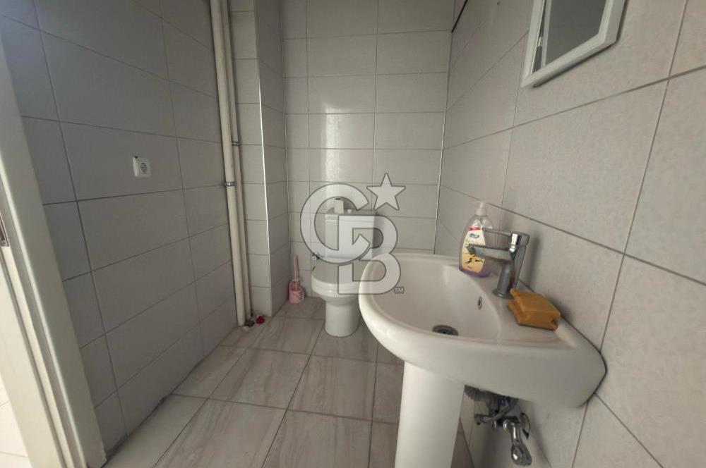 İzmir Seferihisar, Çarşı merkezinde Nejat Hepkon Caddesi üzerinde konumlanan 240 m² ticari nitelikli işyerimiz kiralık olarak sunulmaktadır.