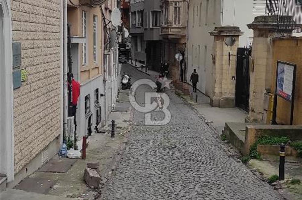 NUR-U ZİYA SOKAKTA YENİLENMİŞ EŞYALI 1+1 KİRALIK DAİRE