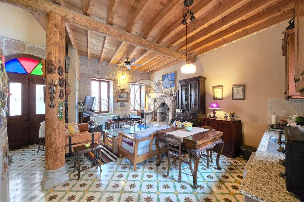 Ayvalık Merkez'de Satılık 2+1 Müstakil Bahçeli Rum Evi