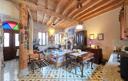 Ayvalık Merkez'de Satılık 2+1 Müstakil Bahçeli Rum Evi