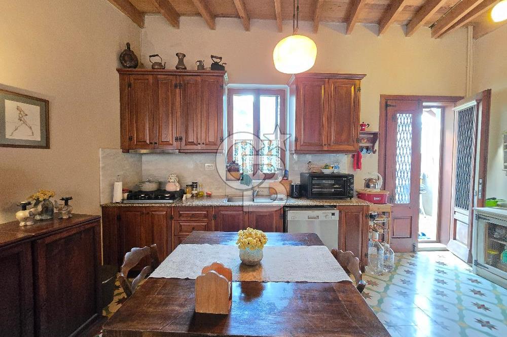 Ayvalık Merkez'de Satılık 2+1 Müstakil Bahçeli Rum Evi