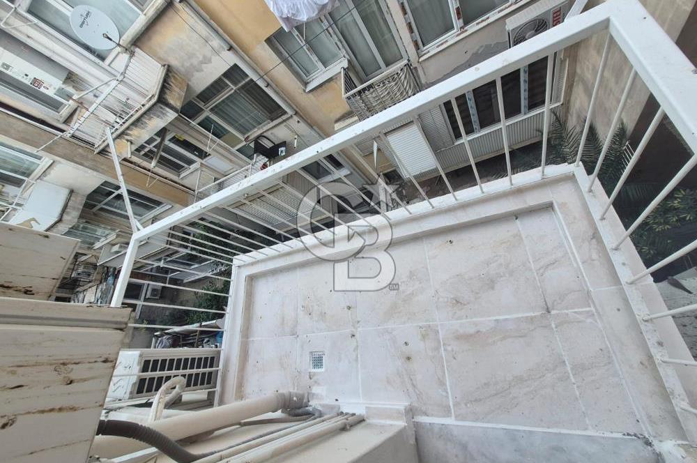 Karşıyaka Çarşıda Kiralık 2+1 Tadilatlı Daire