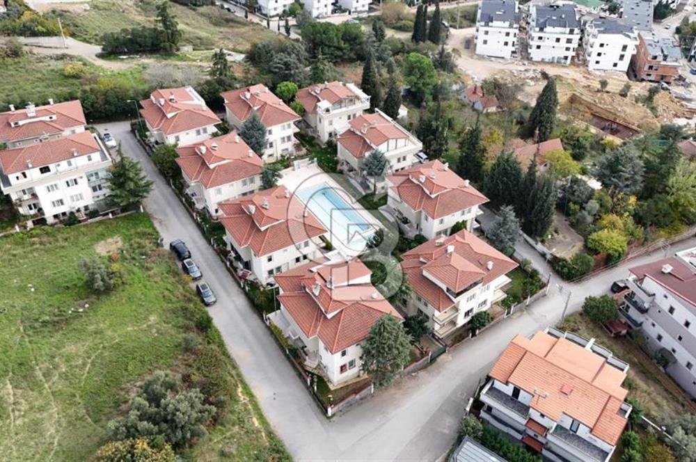 Darıca Konakları’nda, Sakin Yaşam Sunan Ferah 4+1 Tripleks Villa