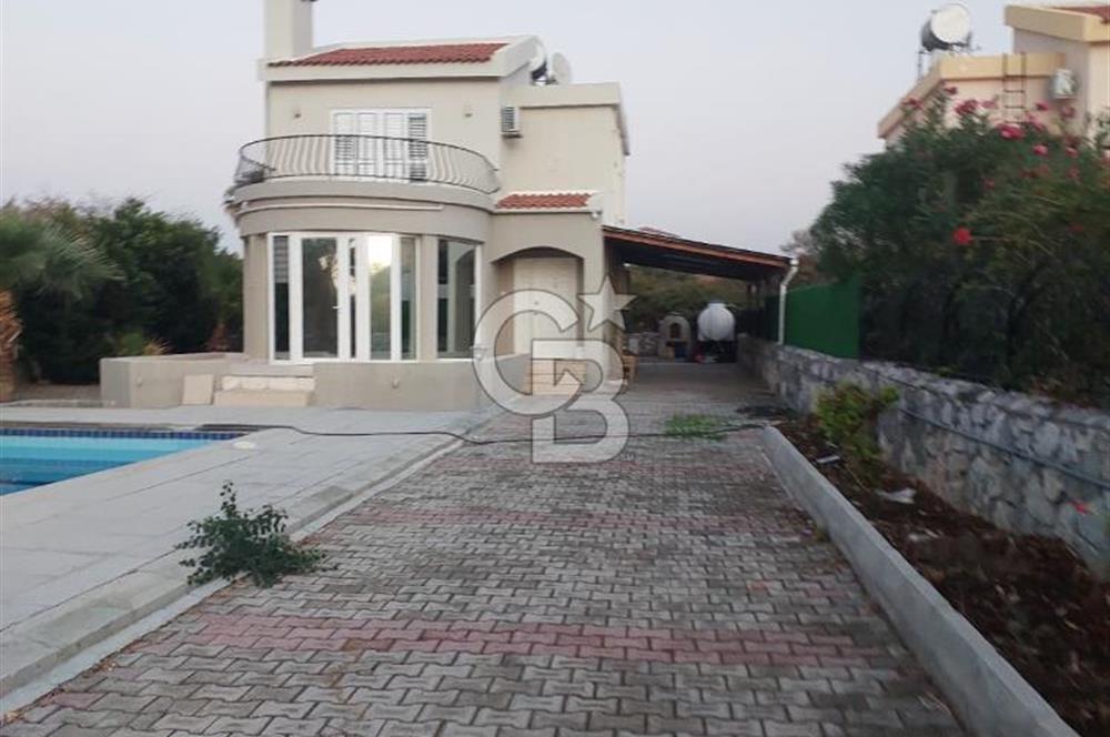 Girne Lapta Bölgesinde Kiralık 3+1 Havuzlu Villa !!!